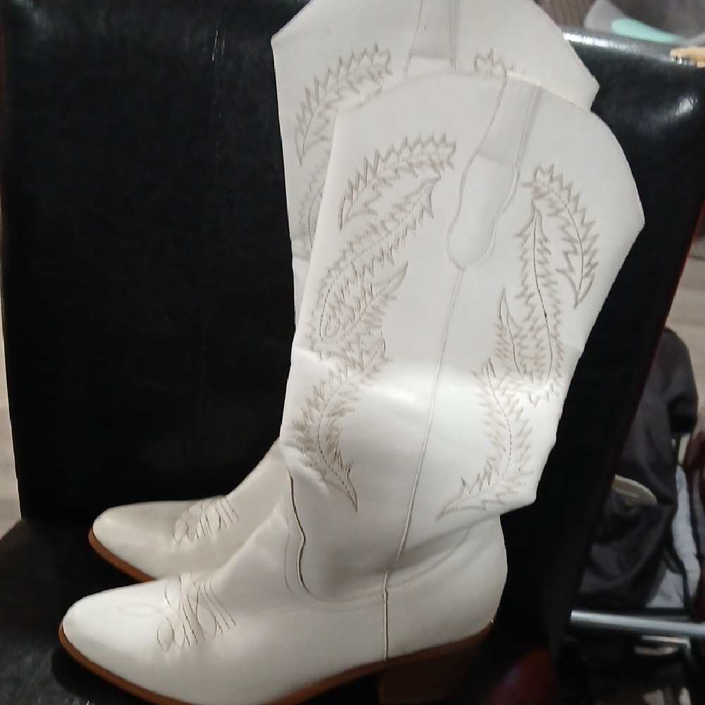 White Women's Western Cowboy Boots - Classic Embroidered Style
